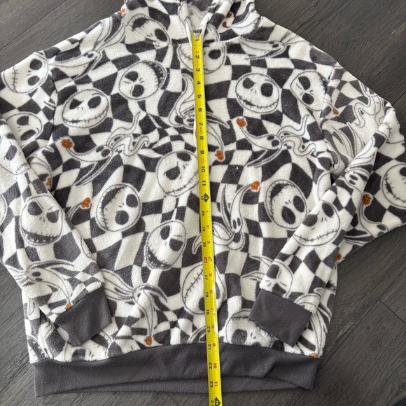 Disney Jack Skellington Sz M Fuzzy White Ultra Soft Plush Long Sleeve Pullover - Picture 2 of 6